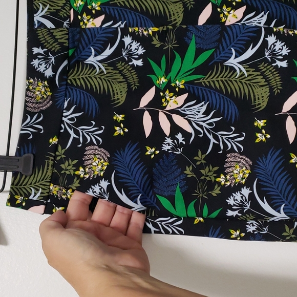 Boden Dark Floral Capri Pants Cropped Size 4 - Picture 4 of 13